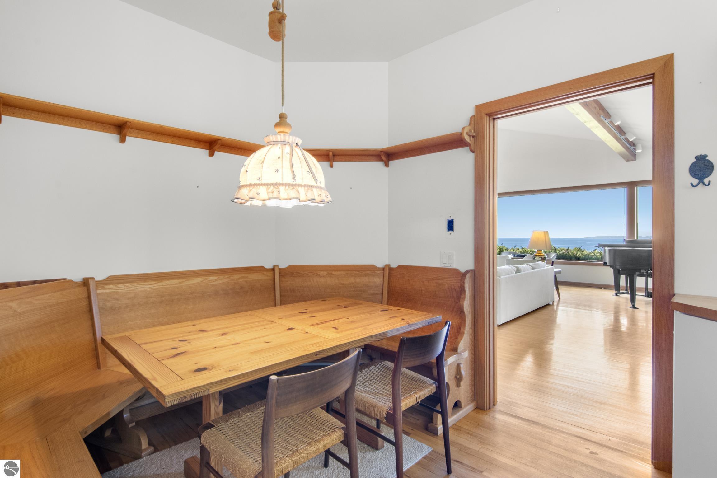 338 N Manitou Trail