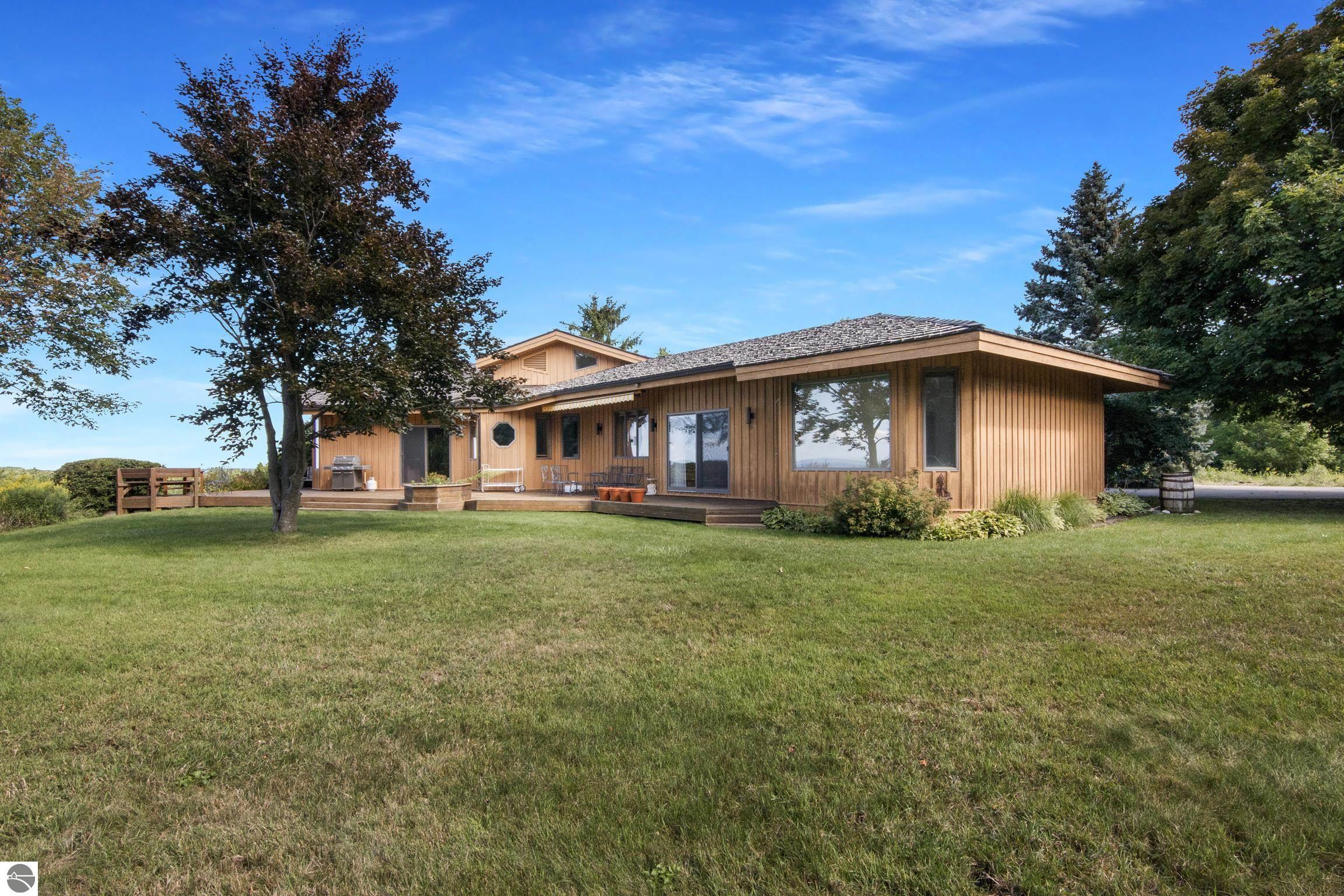 338 N Manitou Trail