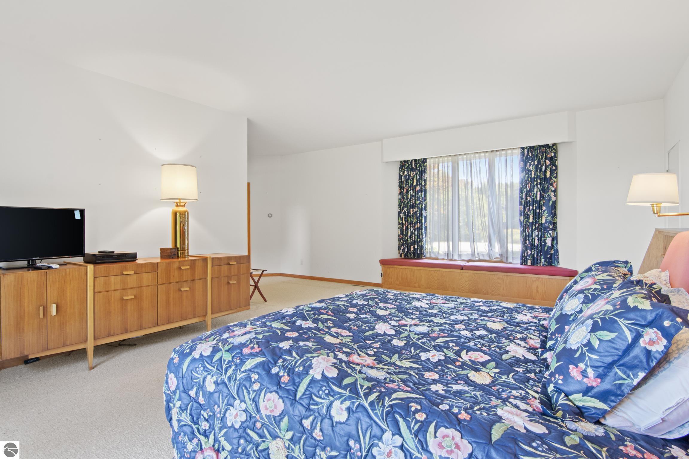 338 N Manitou Trail