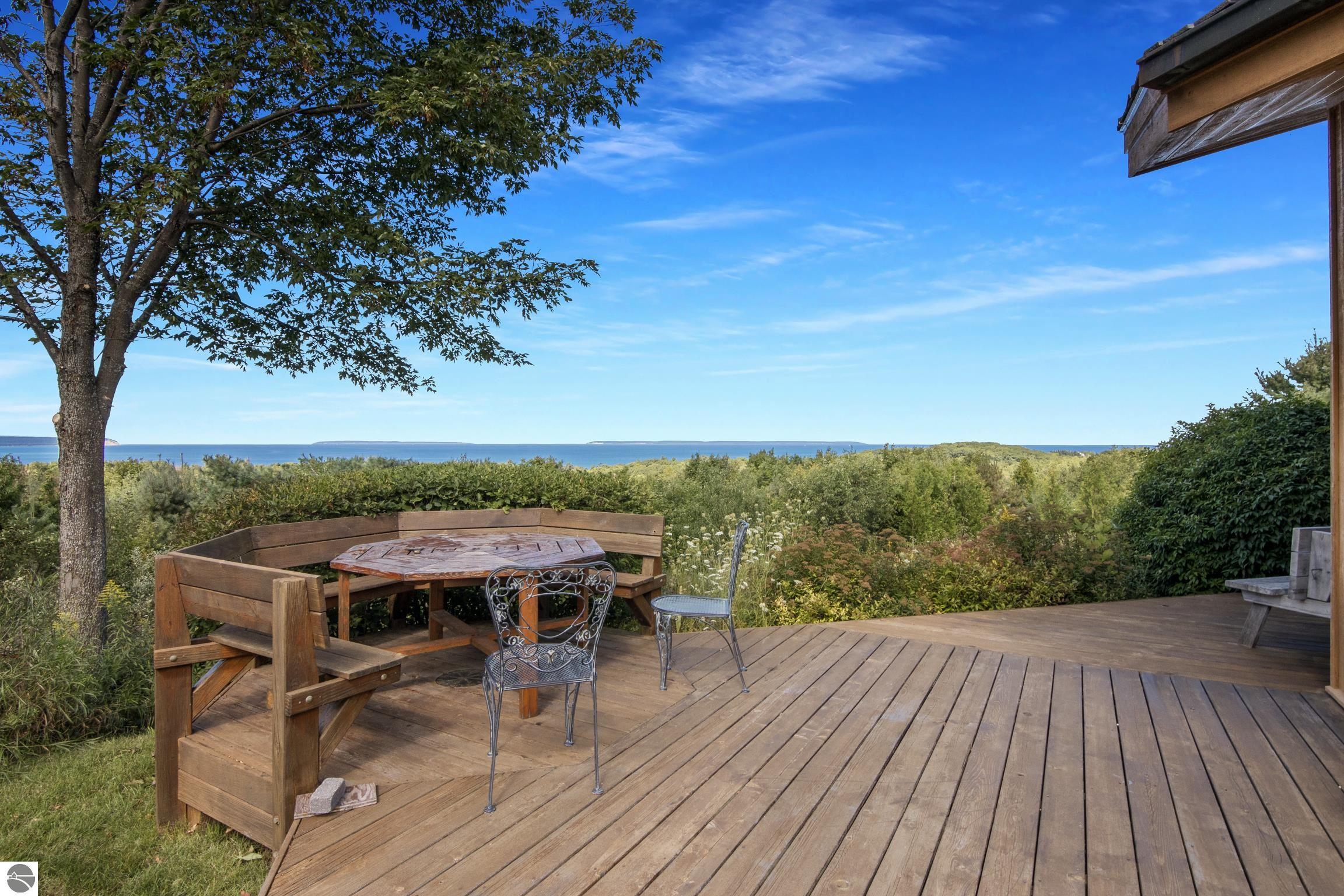 338 N Manitou Trail
