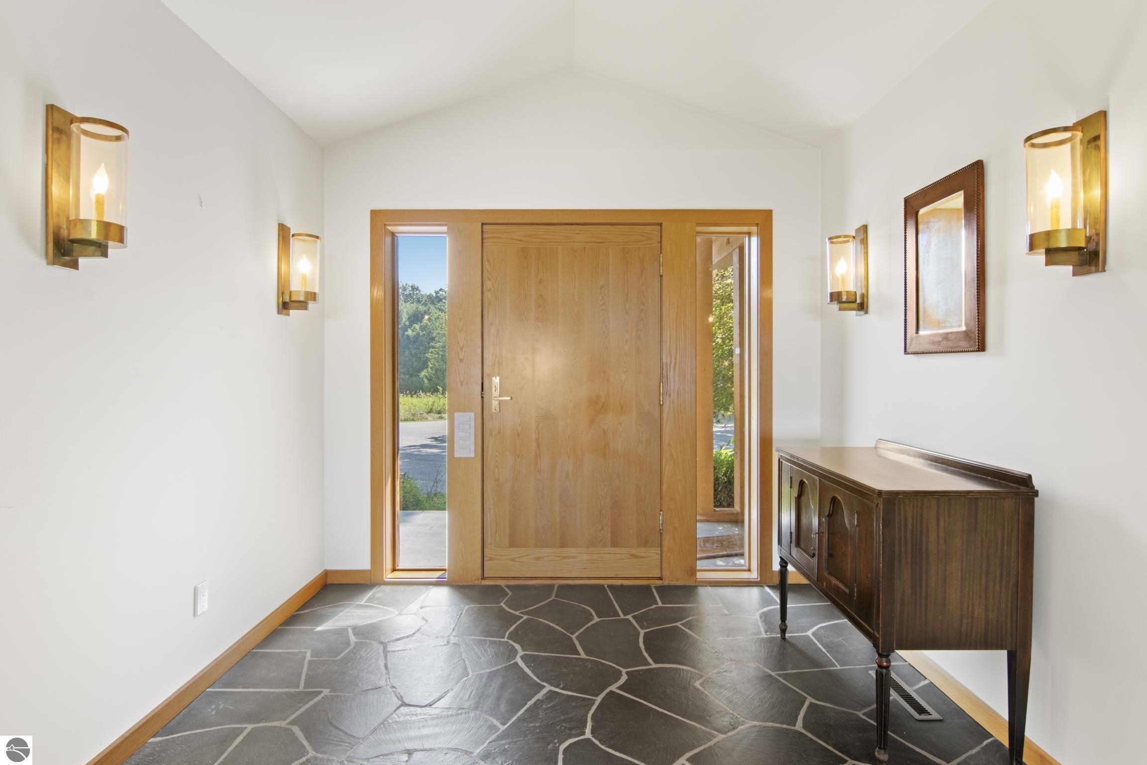 338 N Manitou Trail