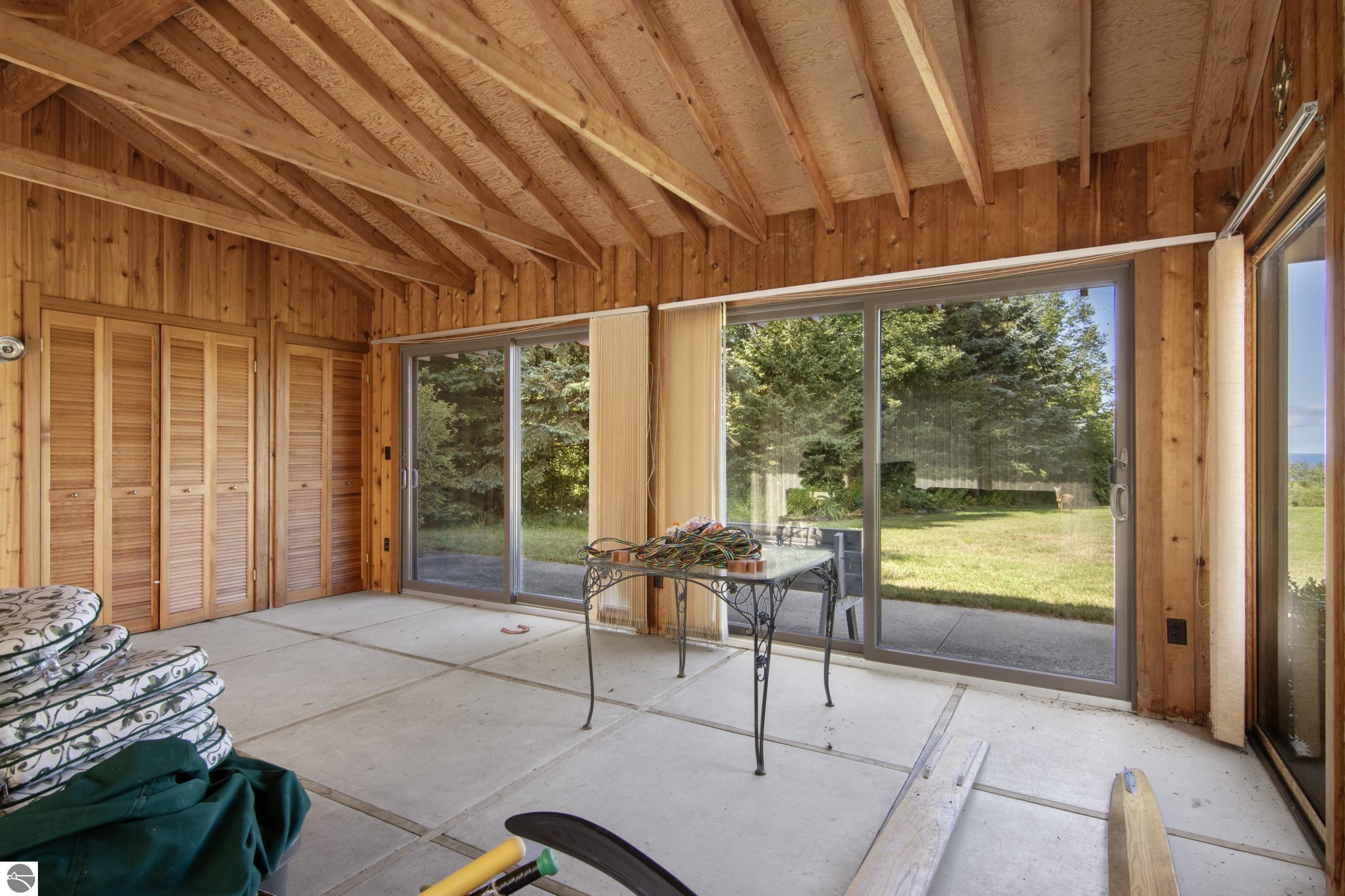338 N Manitou Trail