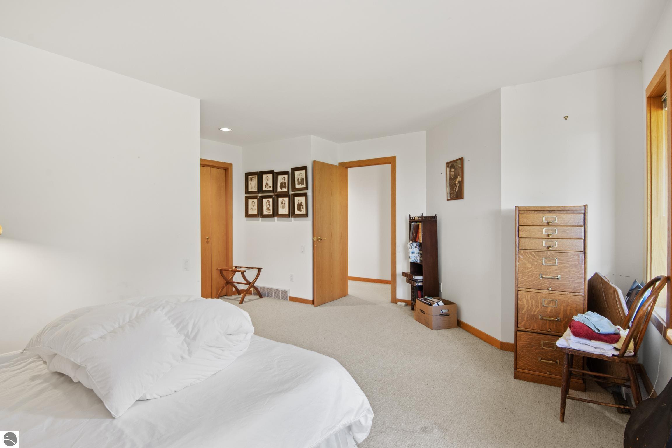 338 N Manitou Trail