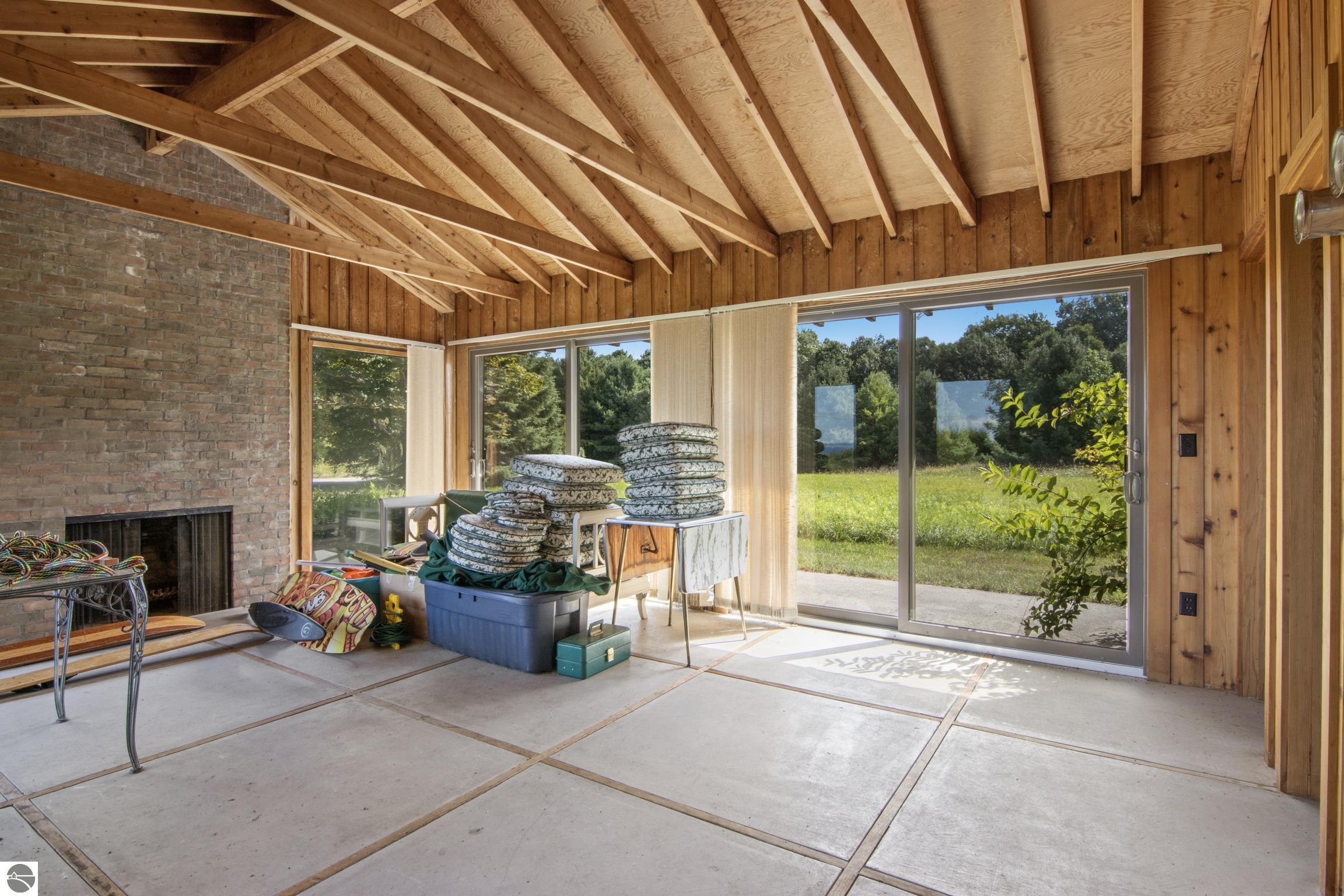 338 N Manitou Trail
