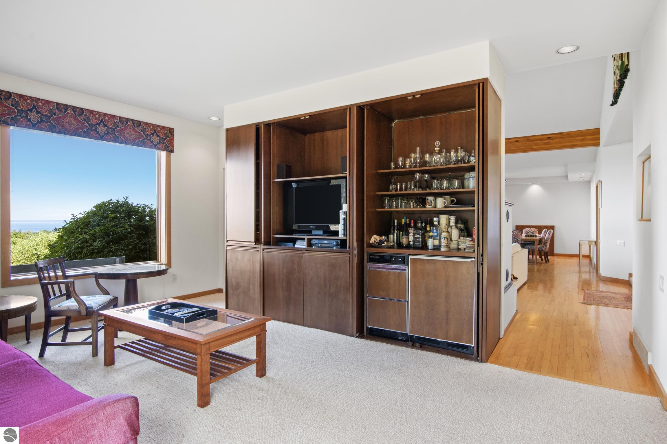 338 N Manitou Trail