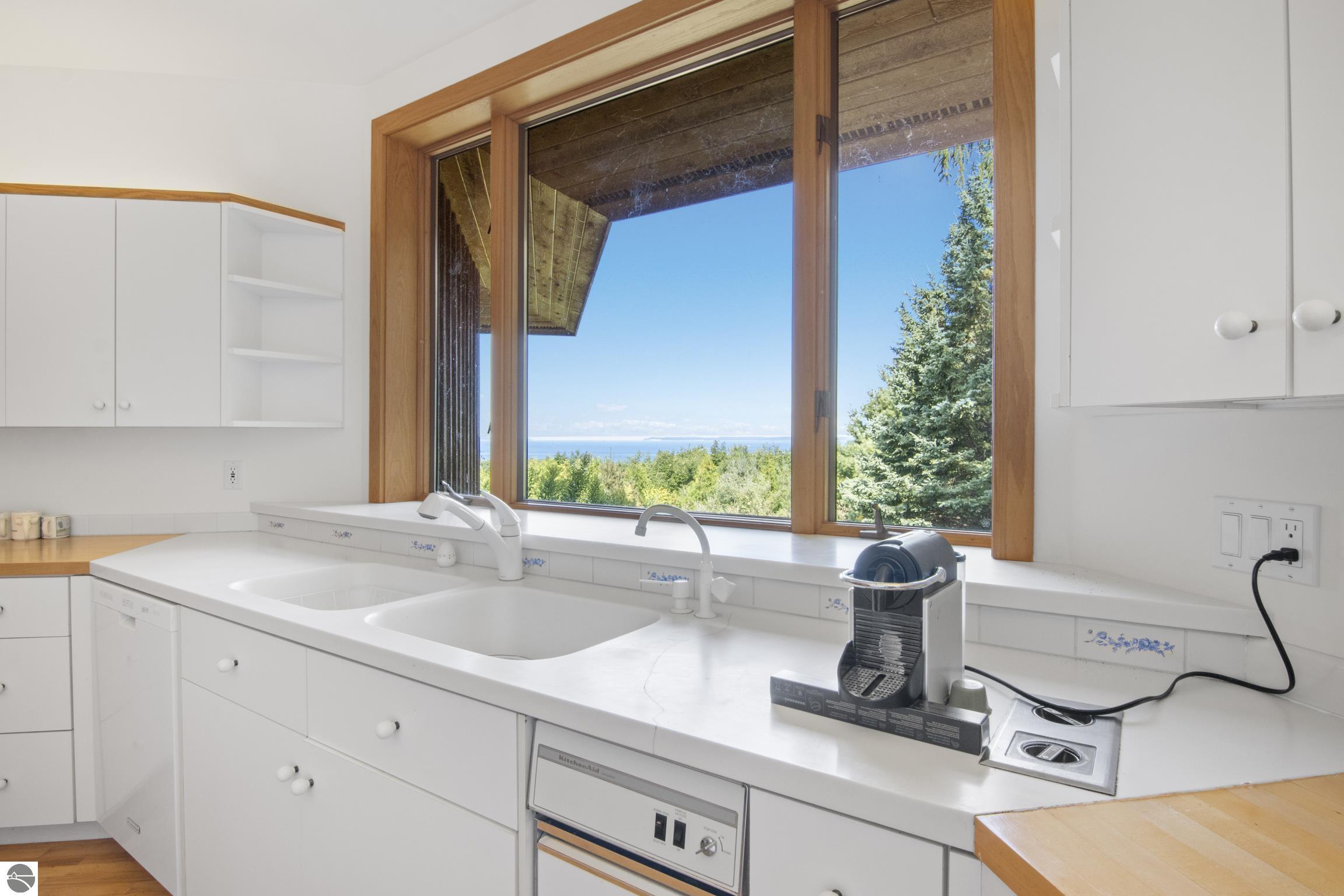 338 N Manitou Trail