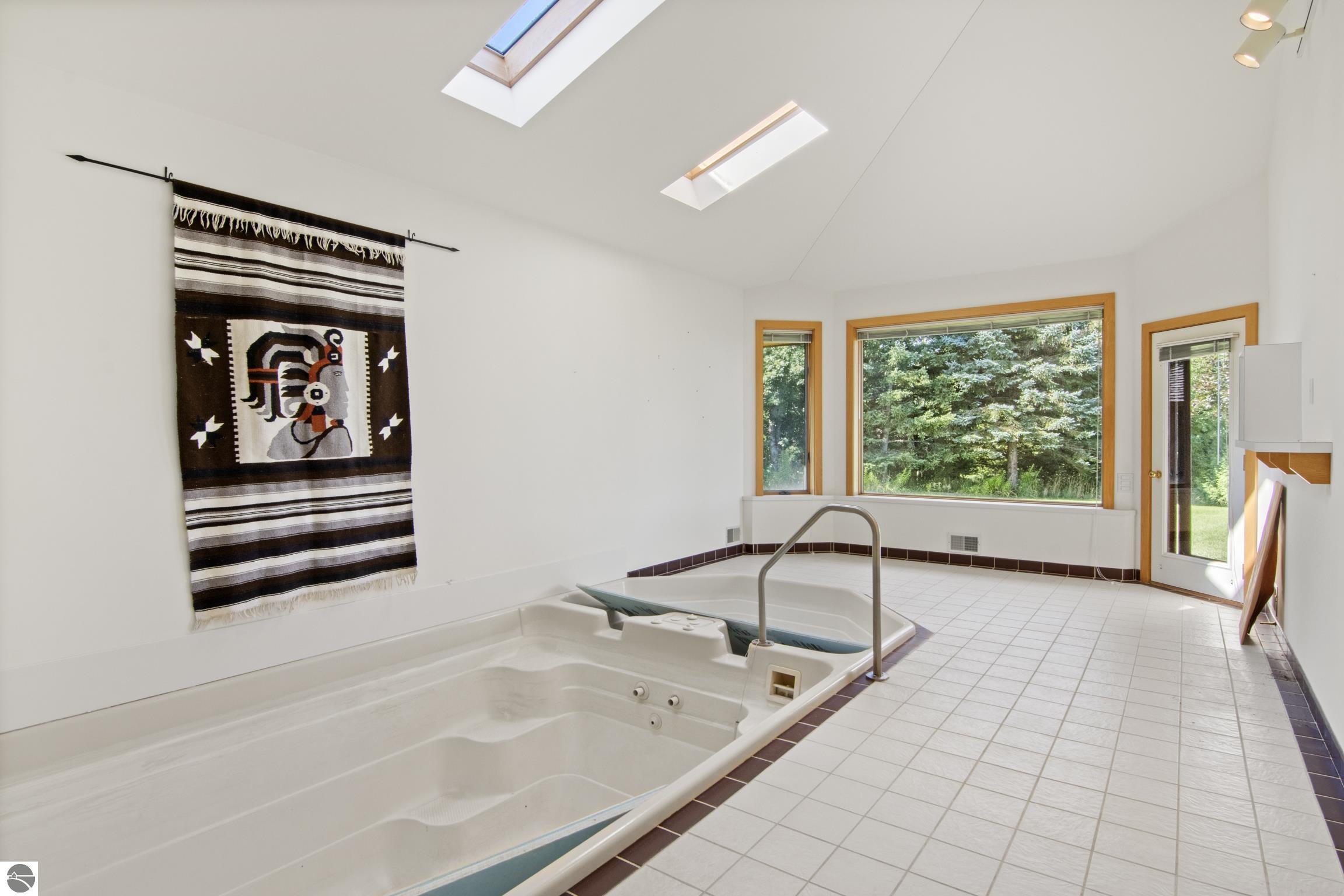 338 N Manitou Trail