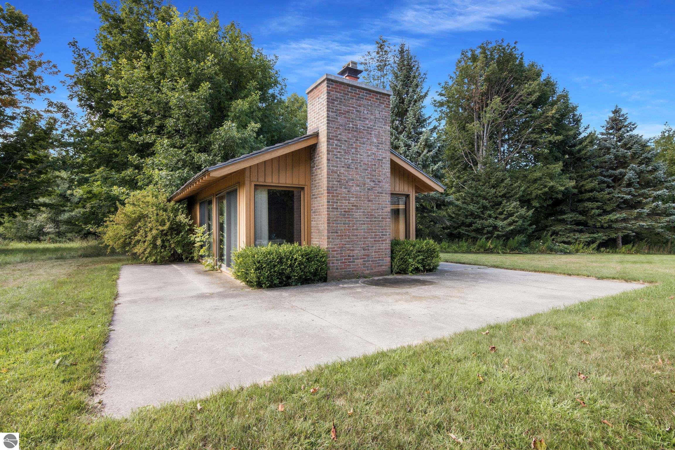 338 N Manitou Trail