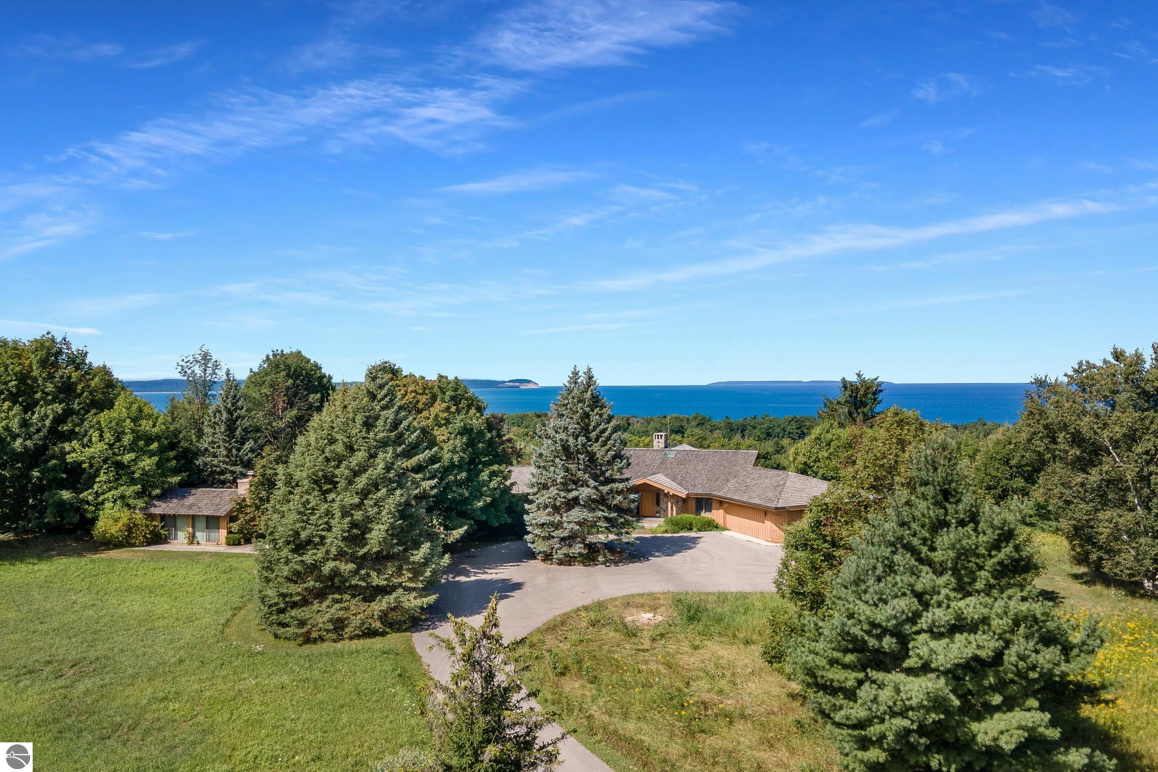 338 N Manitou Trail