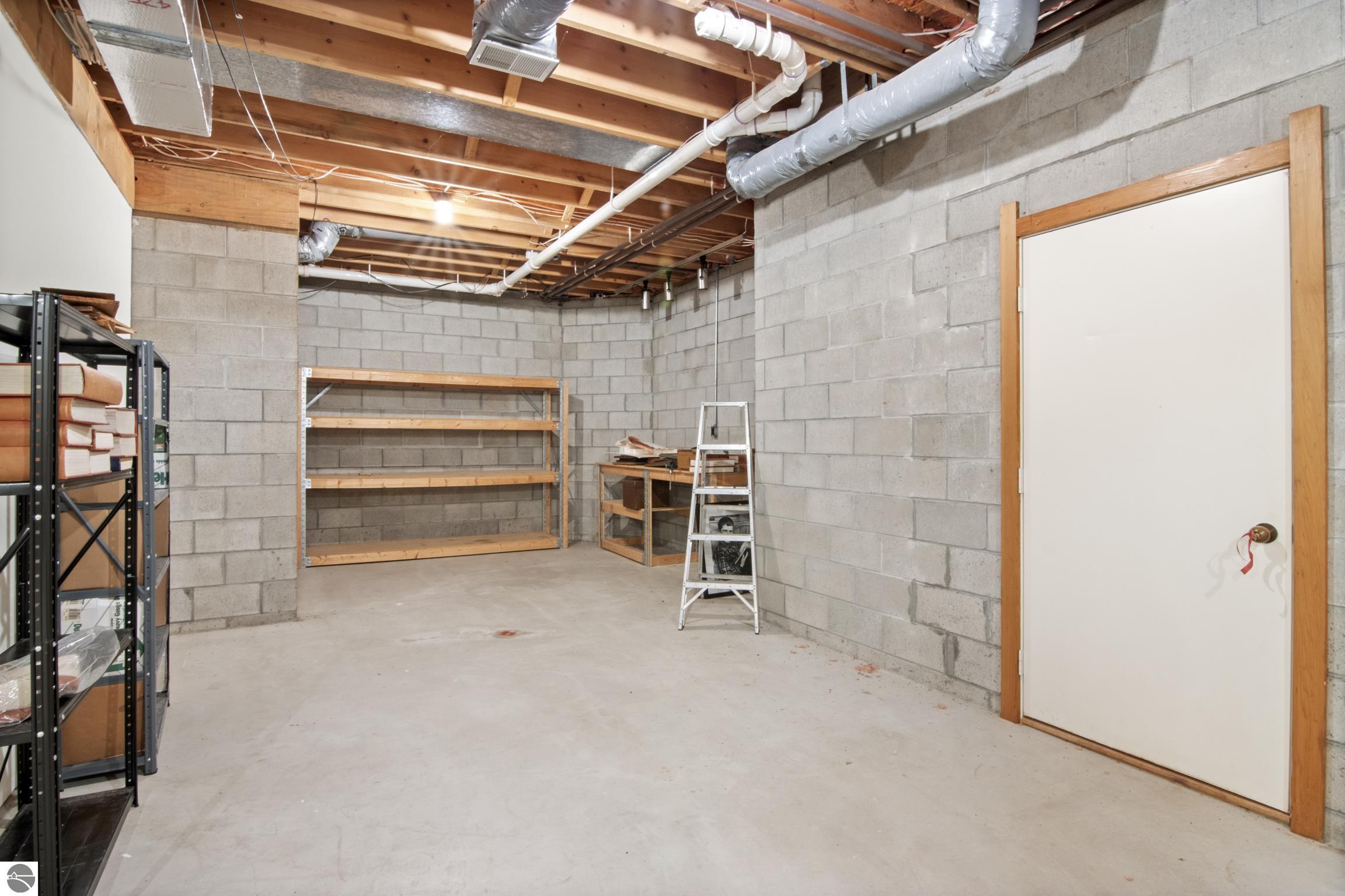 338 N Manitou Trail