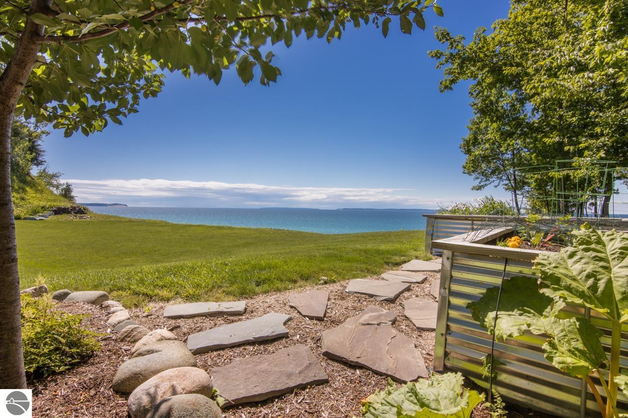 4201 N High Bluffs Drive