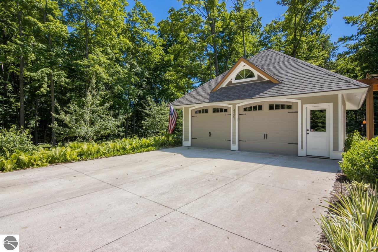 4201 N High Bluffs Drive