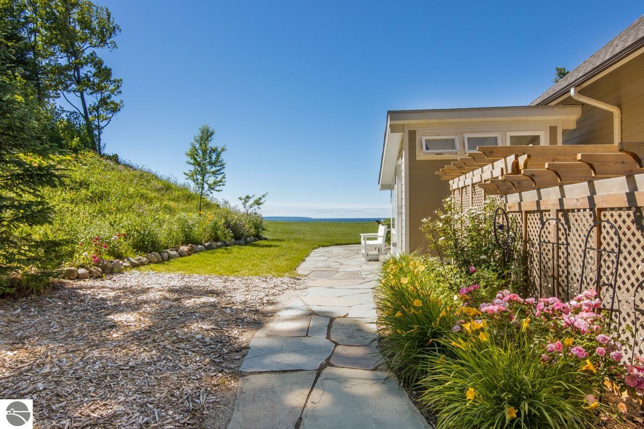 4201 N High Bluffs Drive