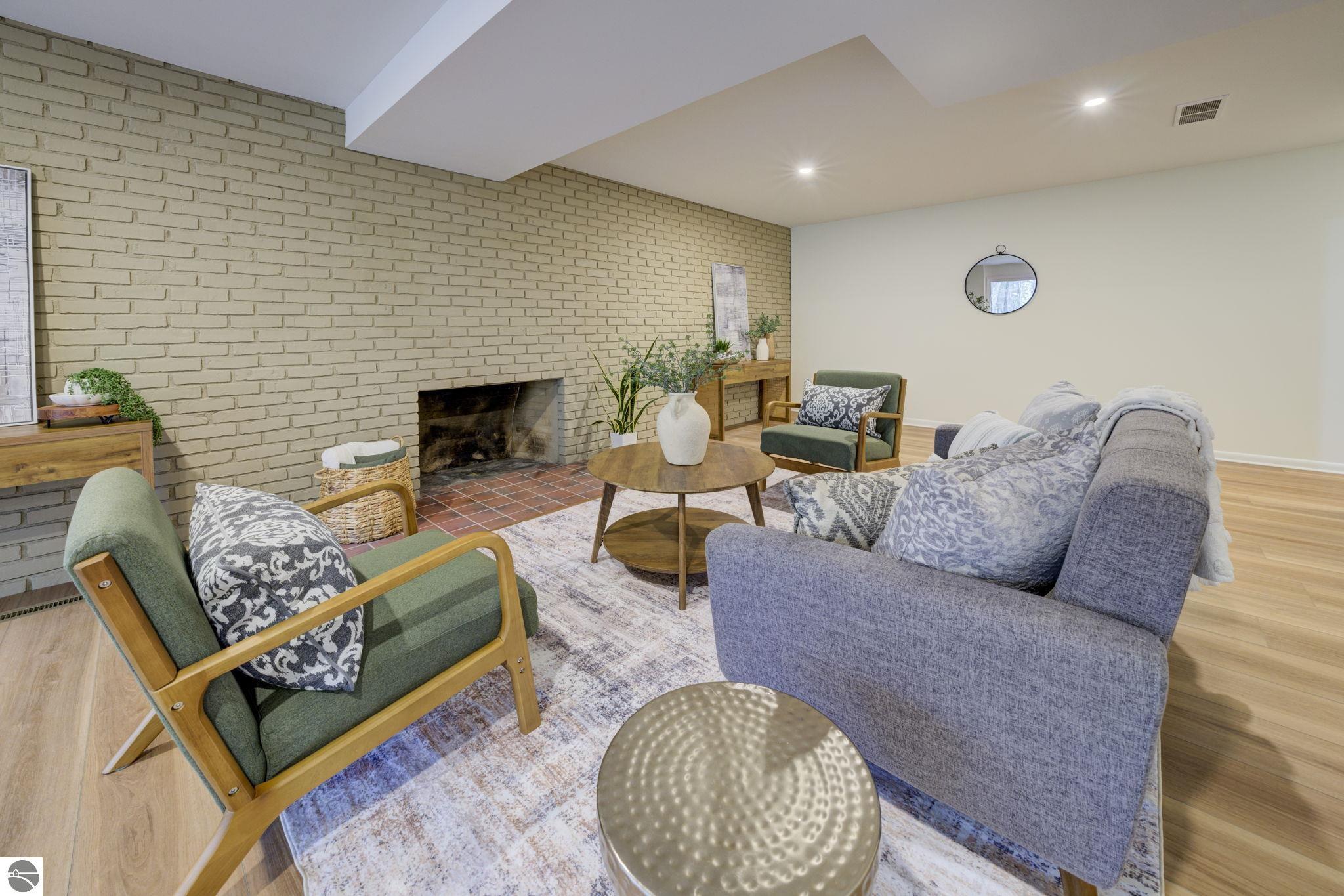 4005 E Oxford Drive