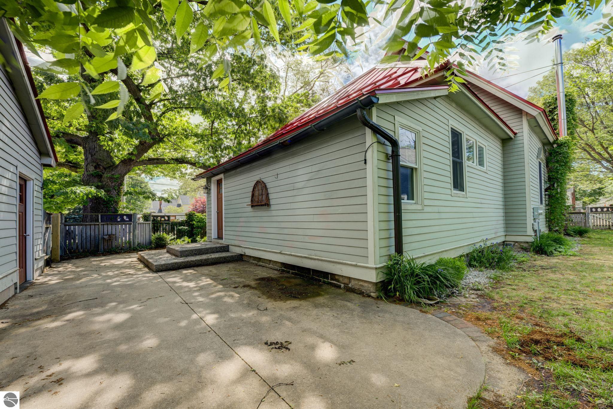402 W Tenth Street