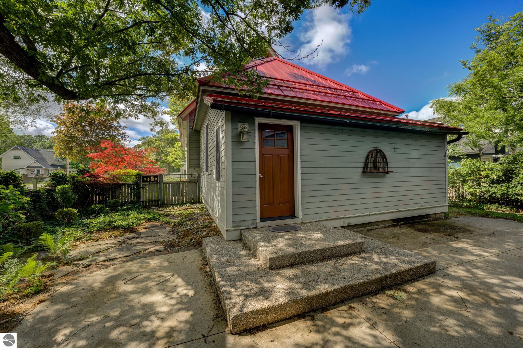 402 W Tenth Street