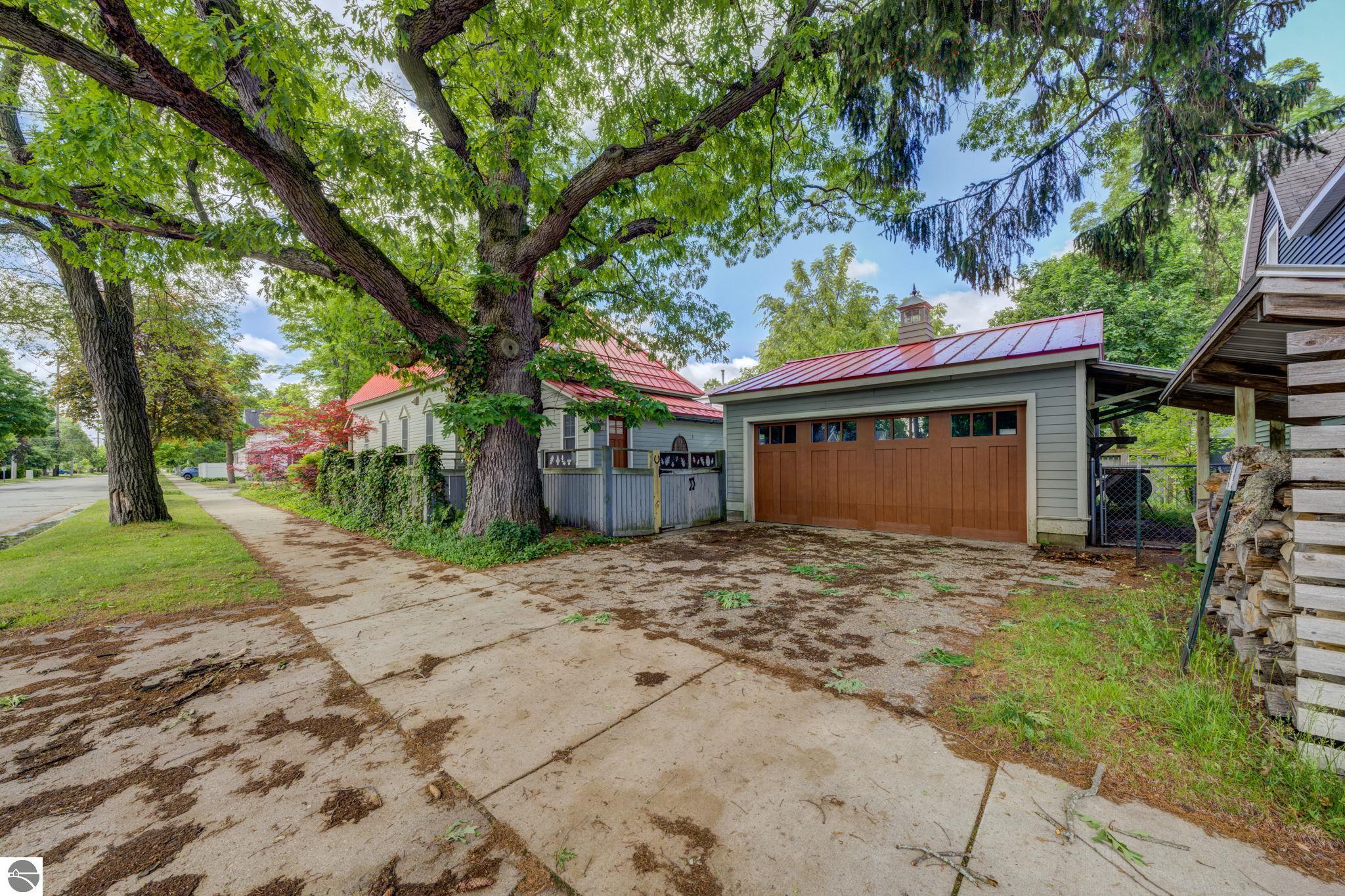 402 W Tenth Street