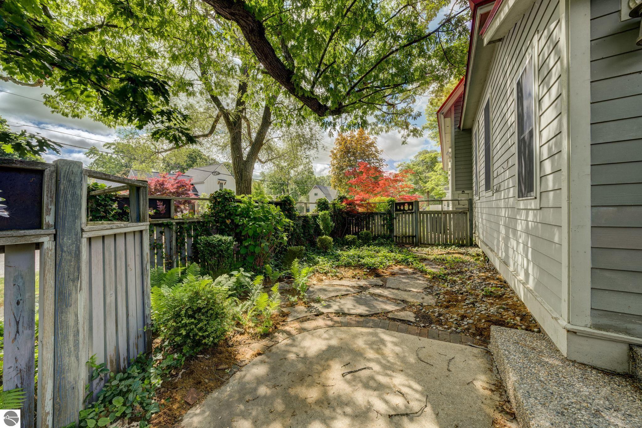 402 W Tenth Street