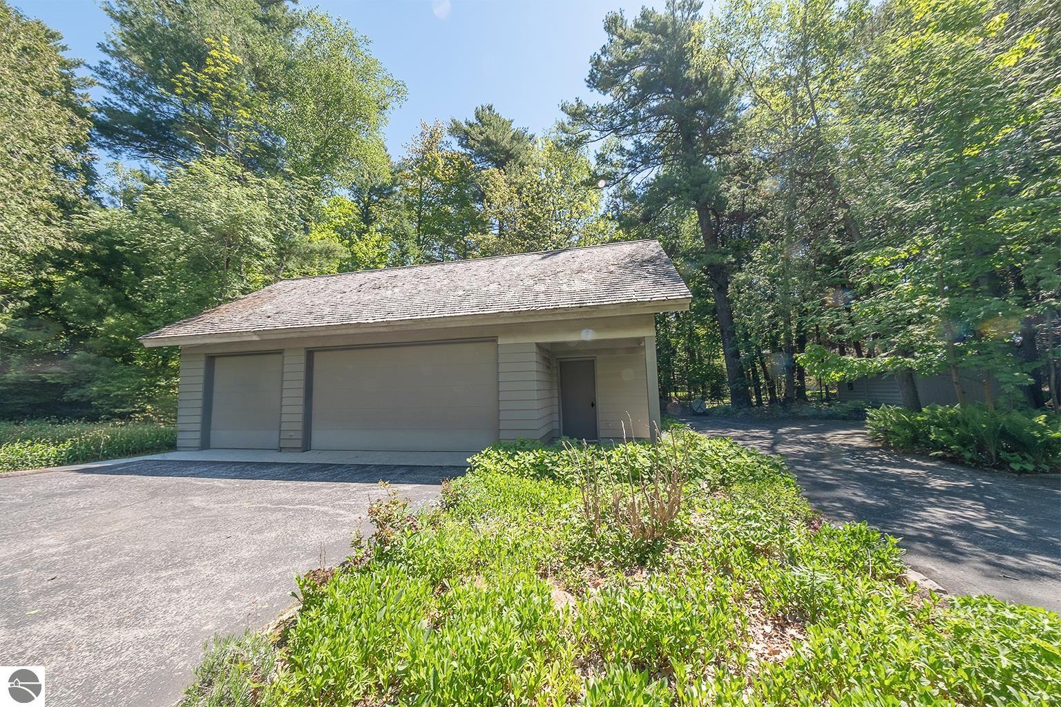 5254 N Manitou Trail
