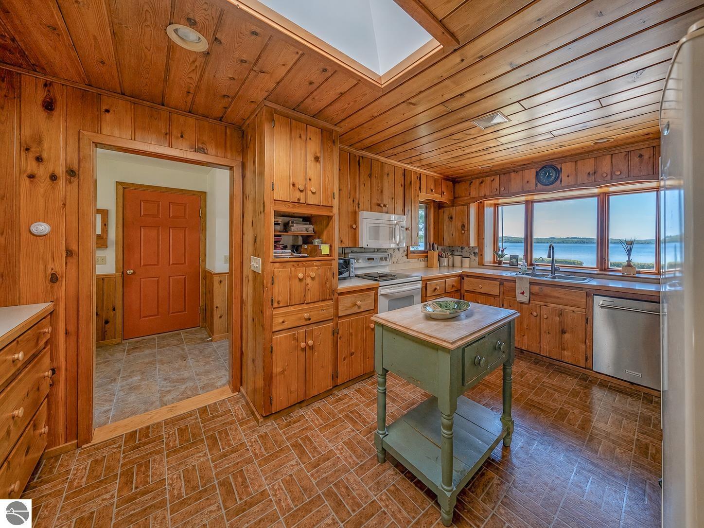 5254 N Manitou Trail