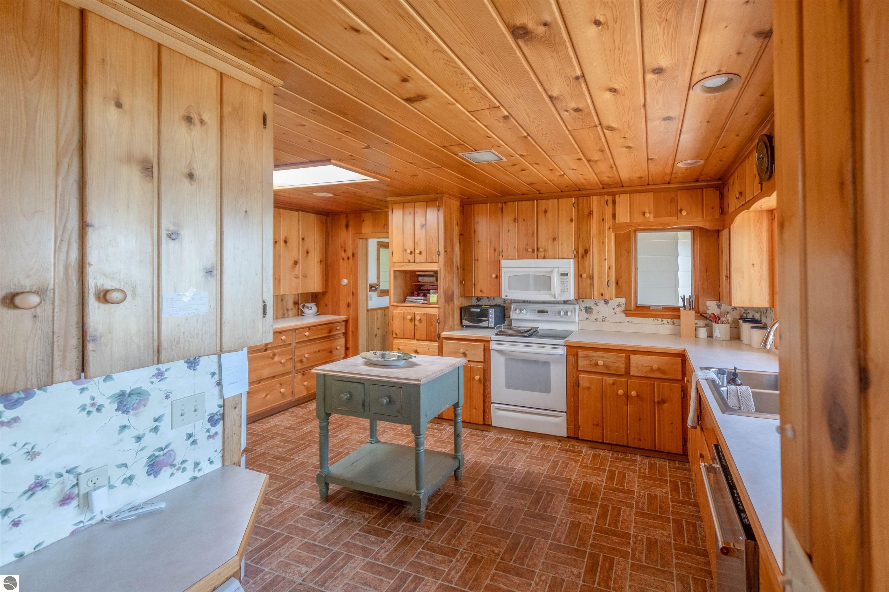 5254 N Manitou Trail