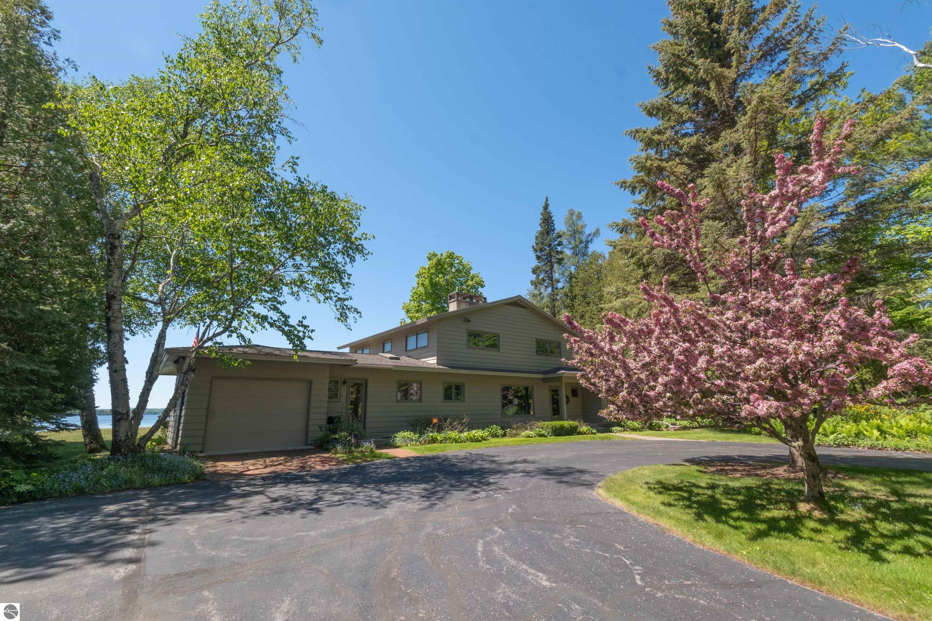 5254 N Manitou Trail