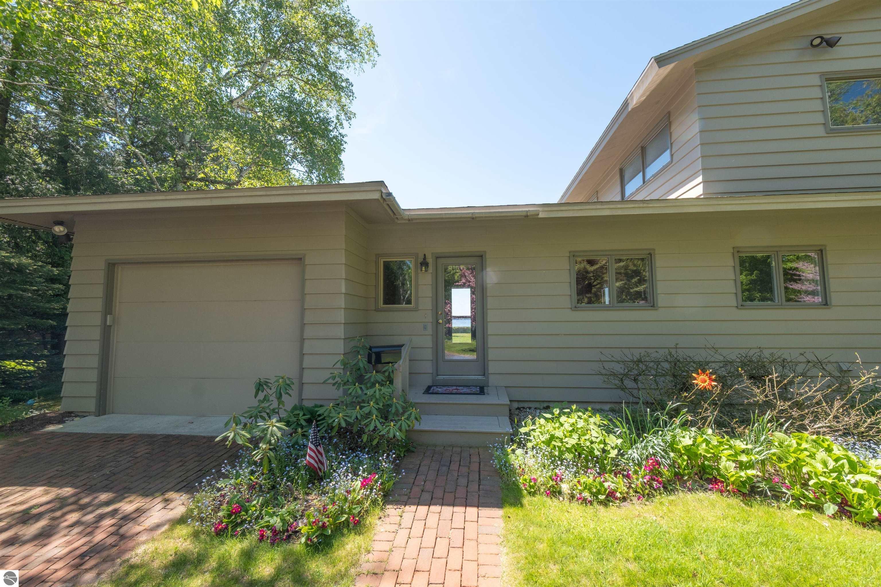 5254 N Manitou Trail