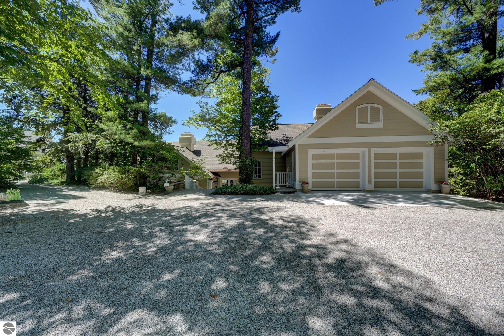 968 S Manitou Trail