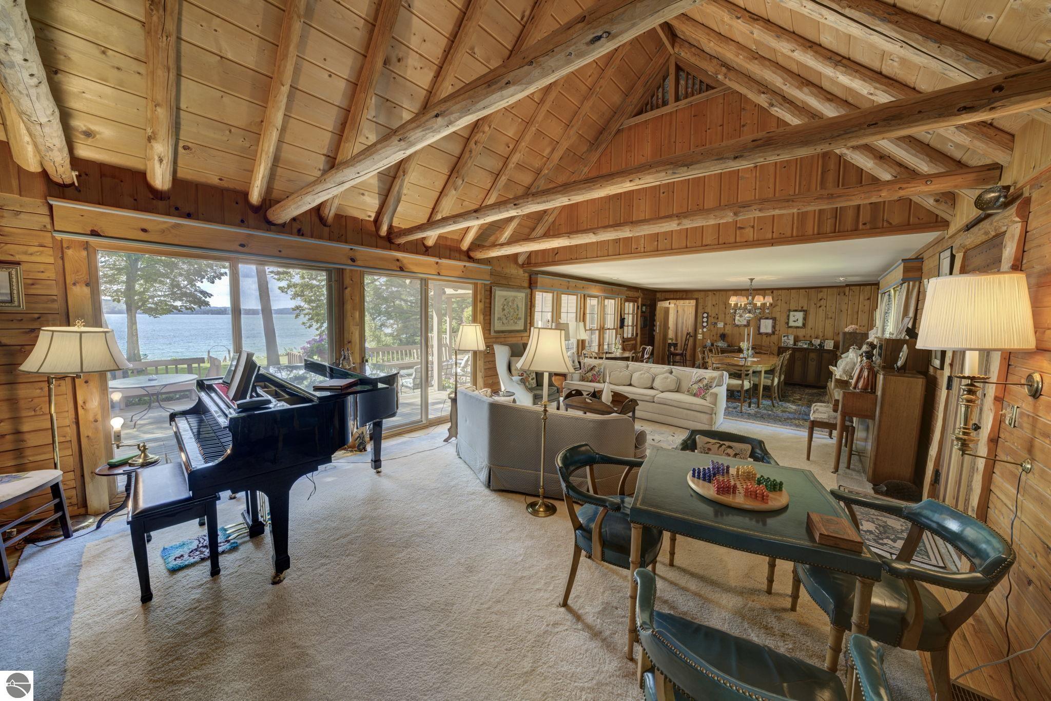 3706 N Manitou Trail