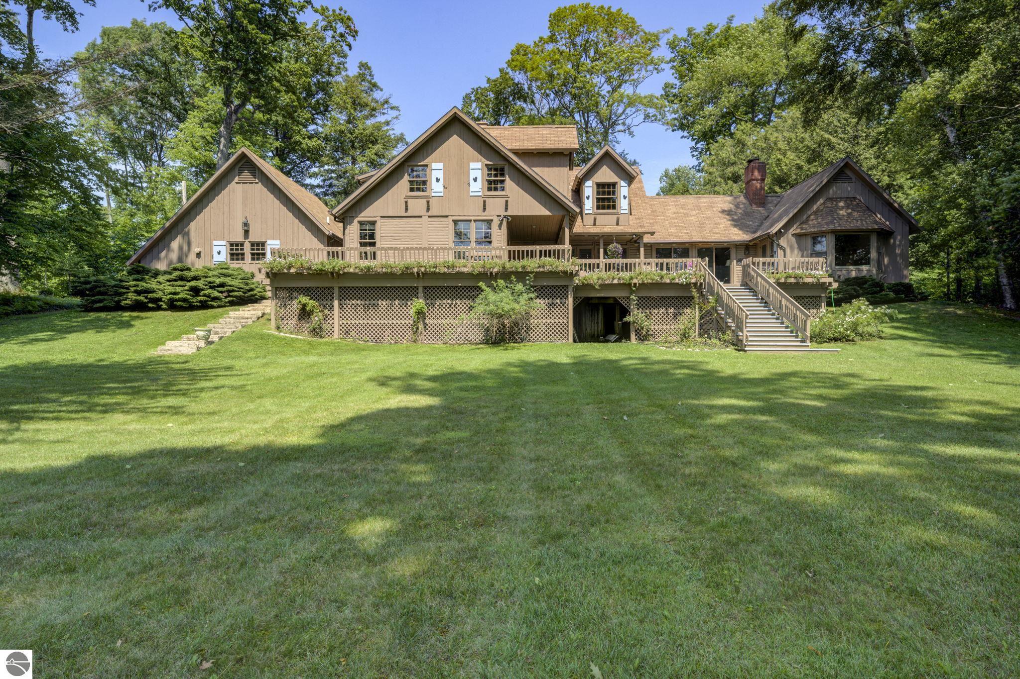 3706 N Manitou Trail