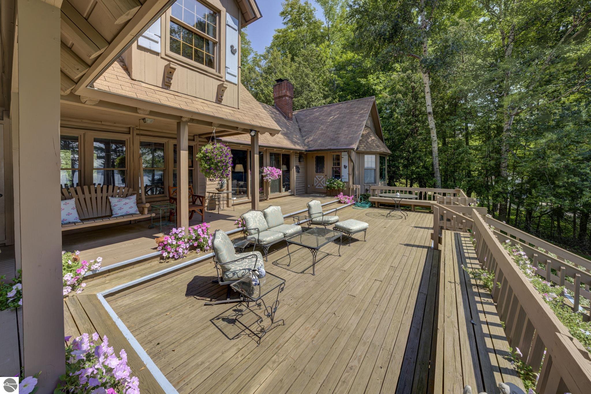3706 N Manitou Trail