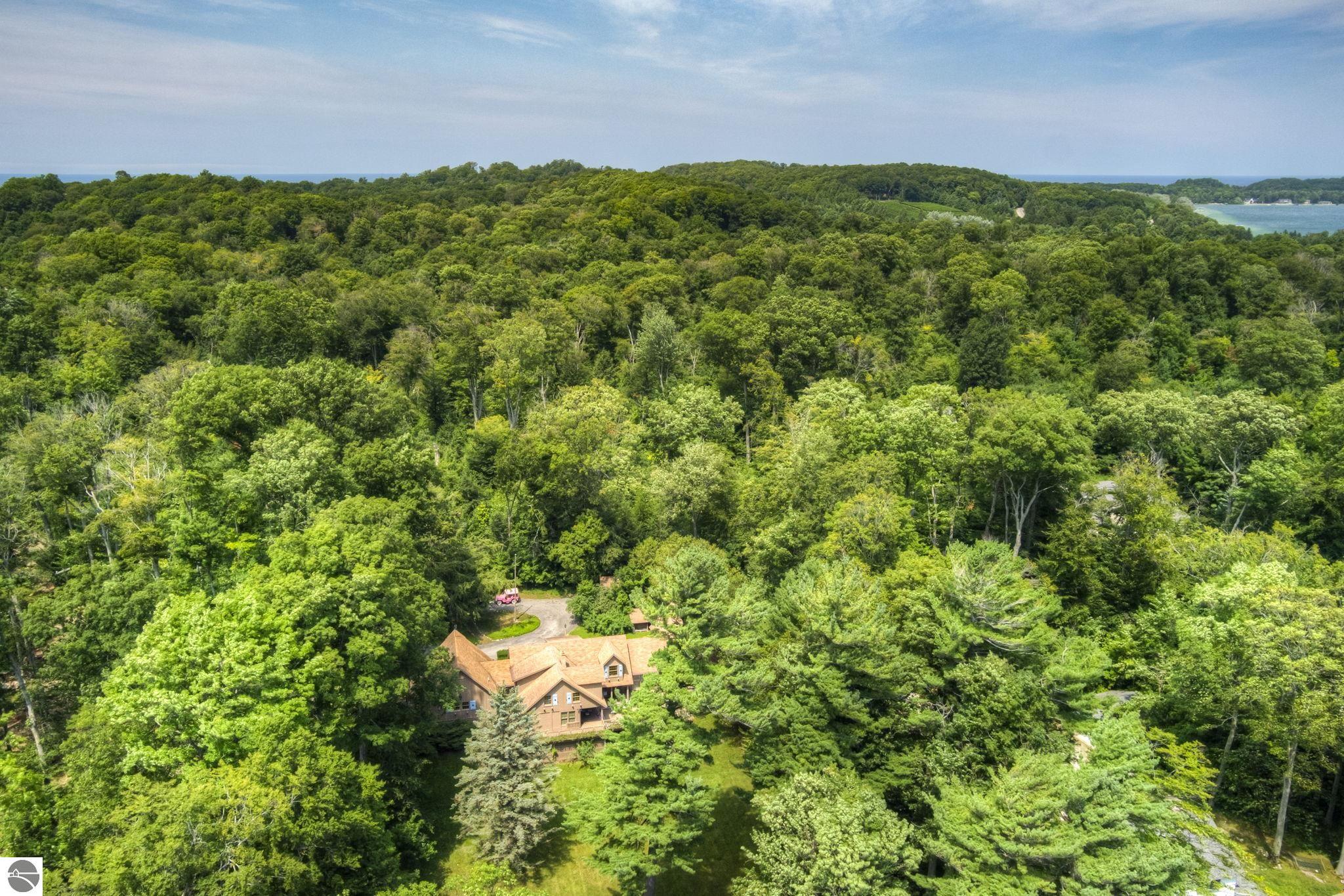 3706 N Manitou Trail