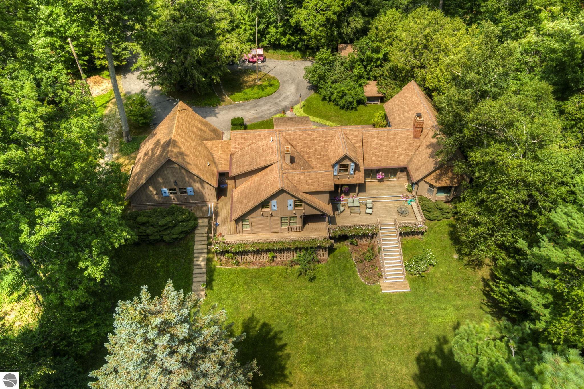3706 N Manitou Trail