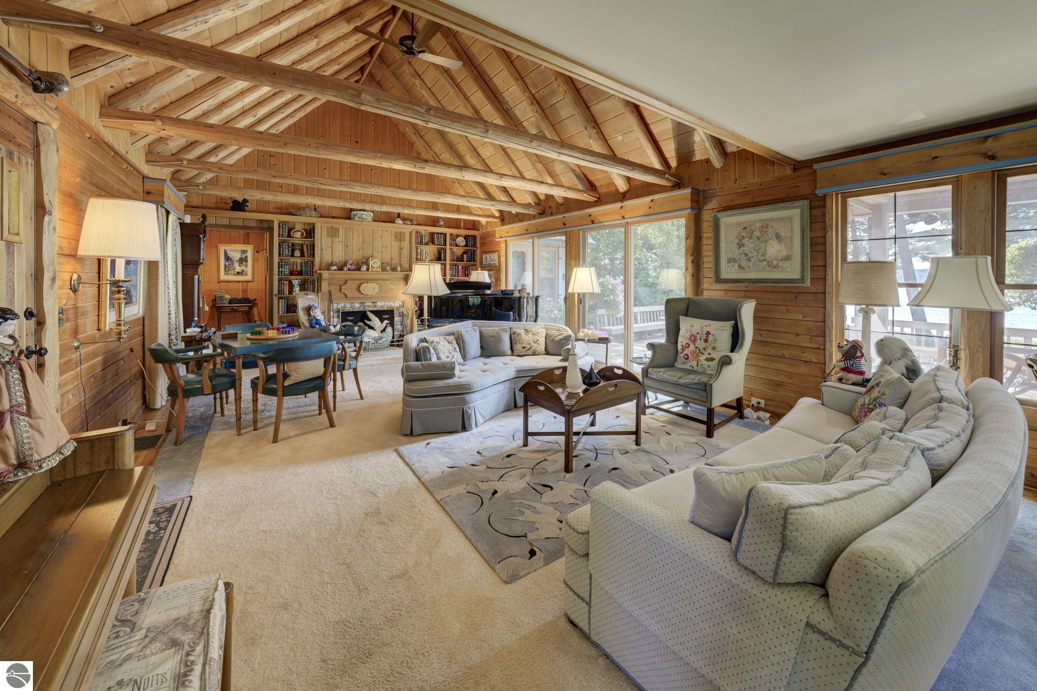 3706 N Manitou Trail