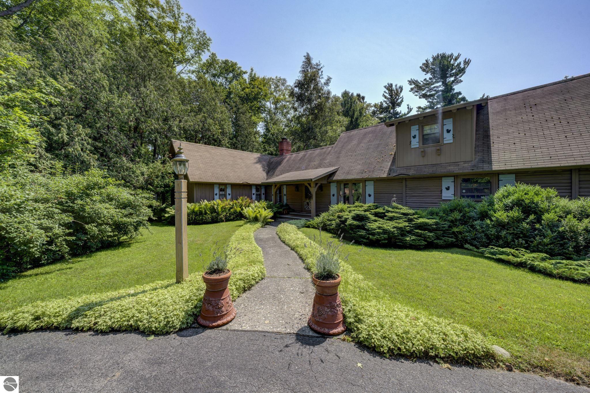 3706 N Manitou Trail