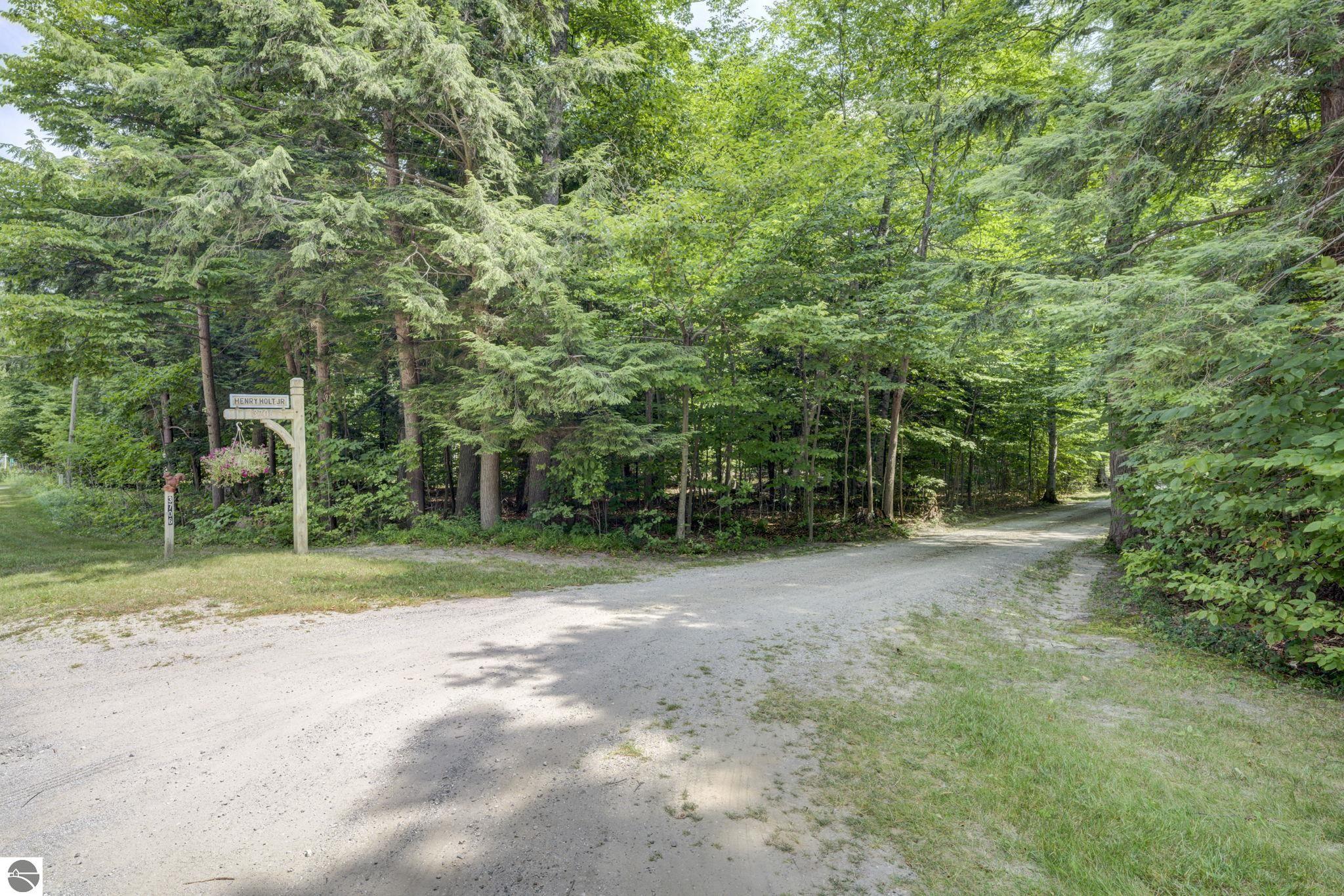 3706 N Manitou Trail