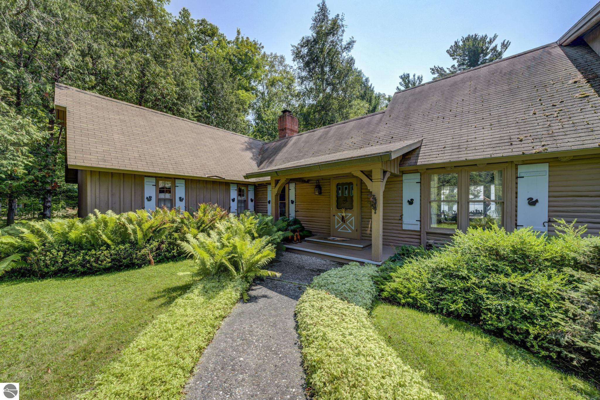 3706 N Manitou Trail