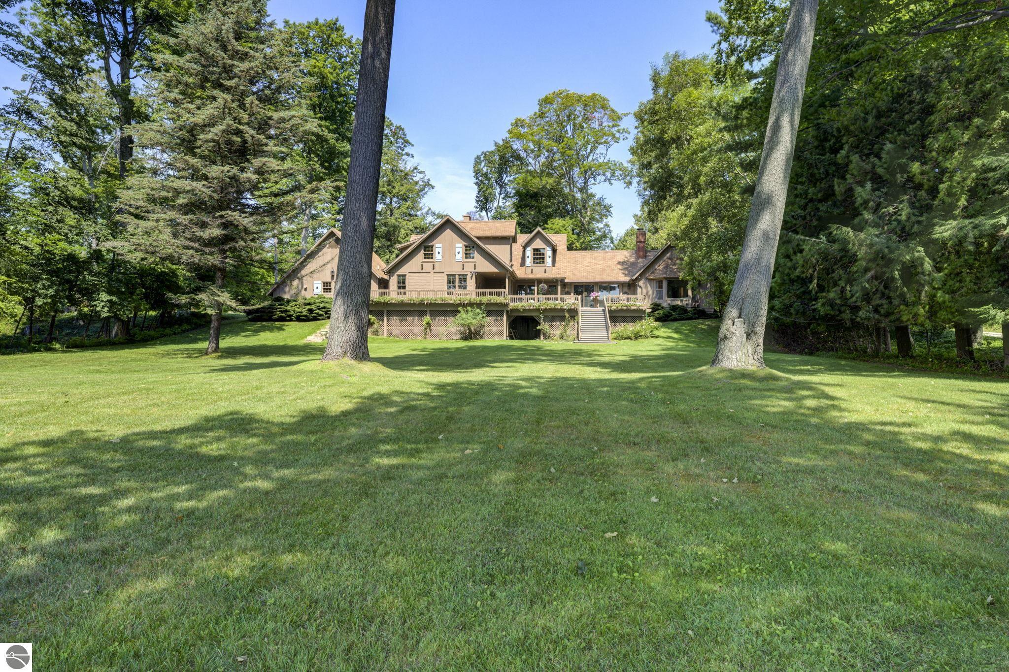 3706 N Manitou Trail