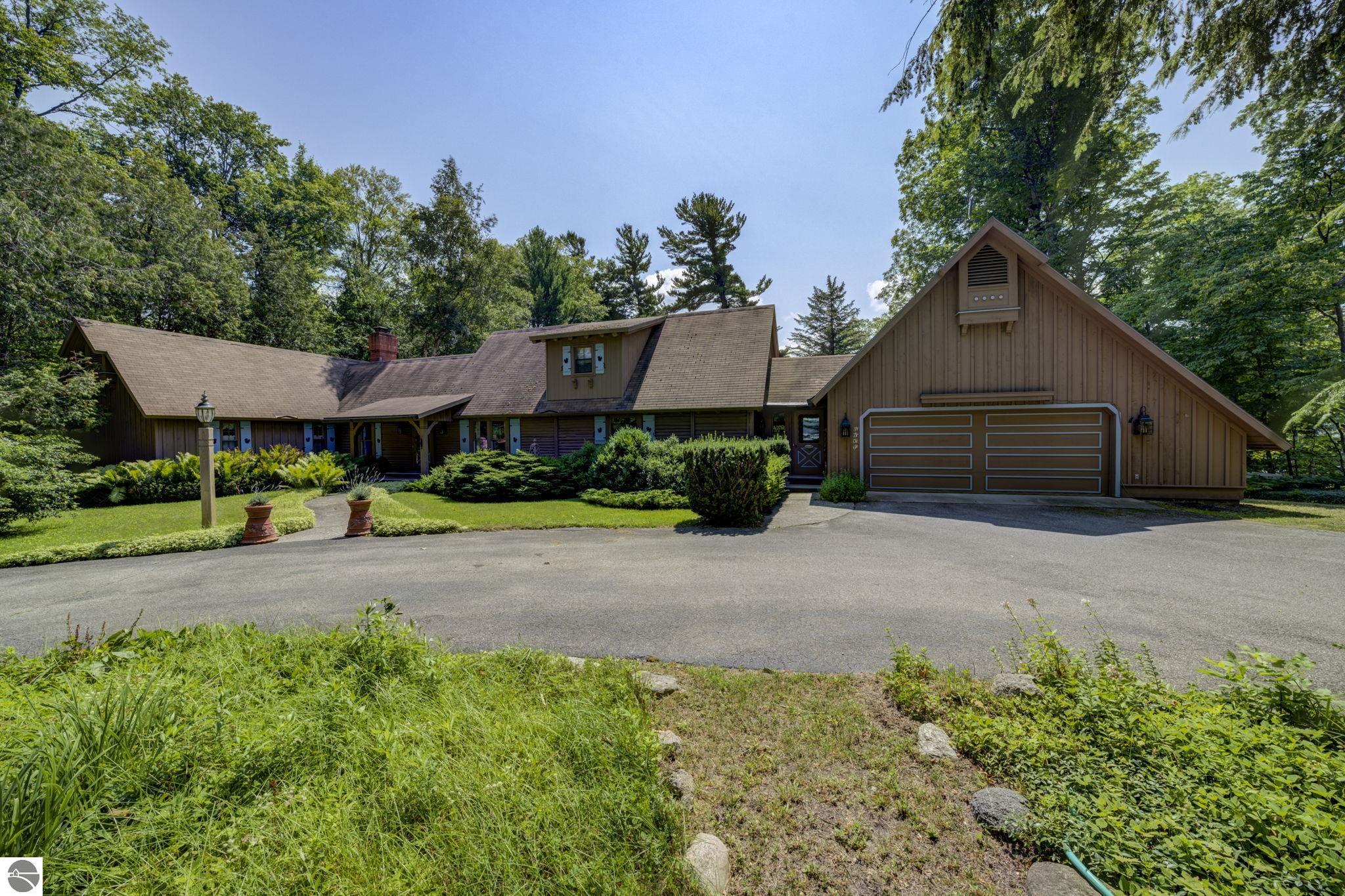3706 N Manitou Trail