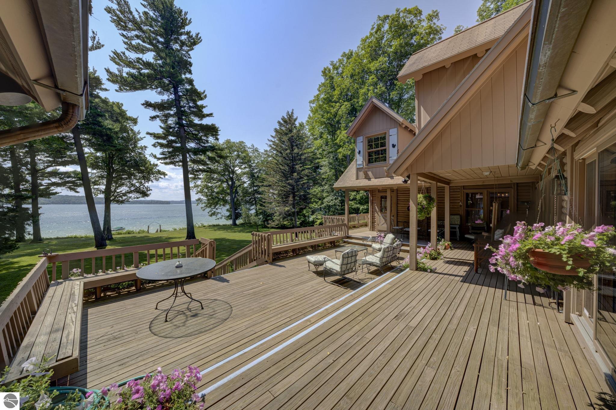 3706 N Manitou Trail