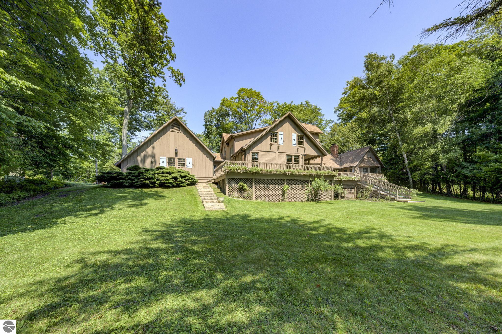 3706 N Manitou Trail