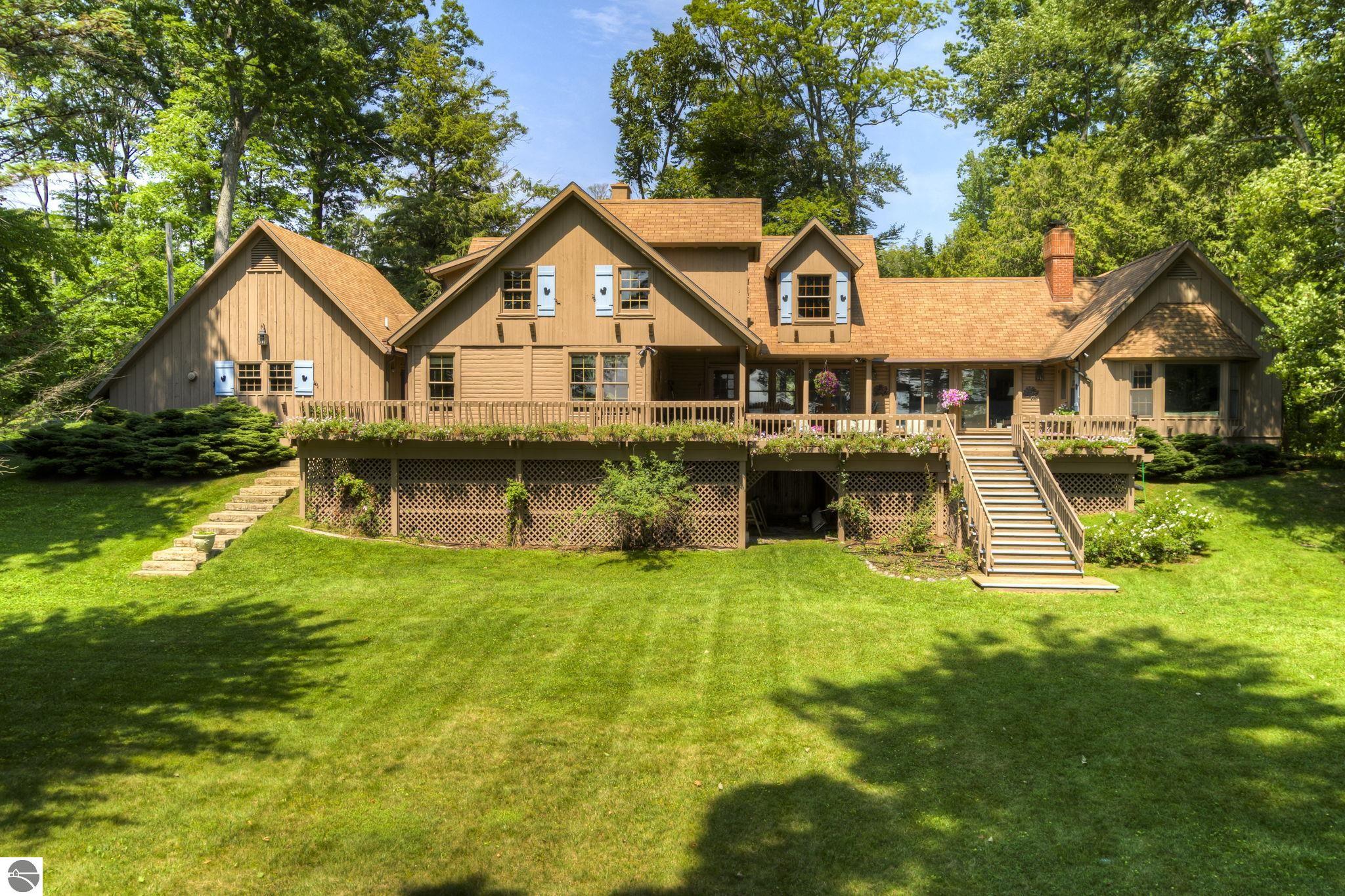 3706 N Manitou Trail