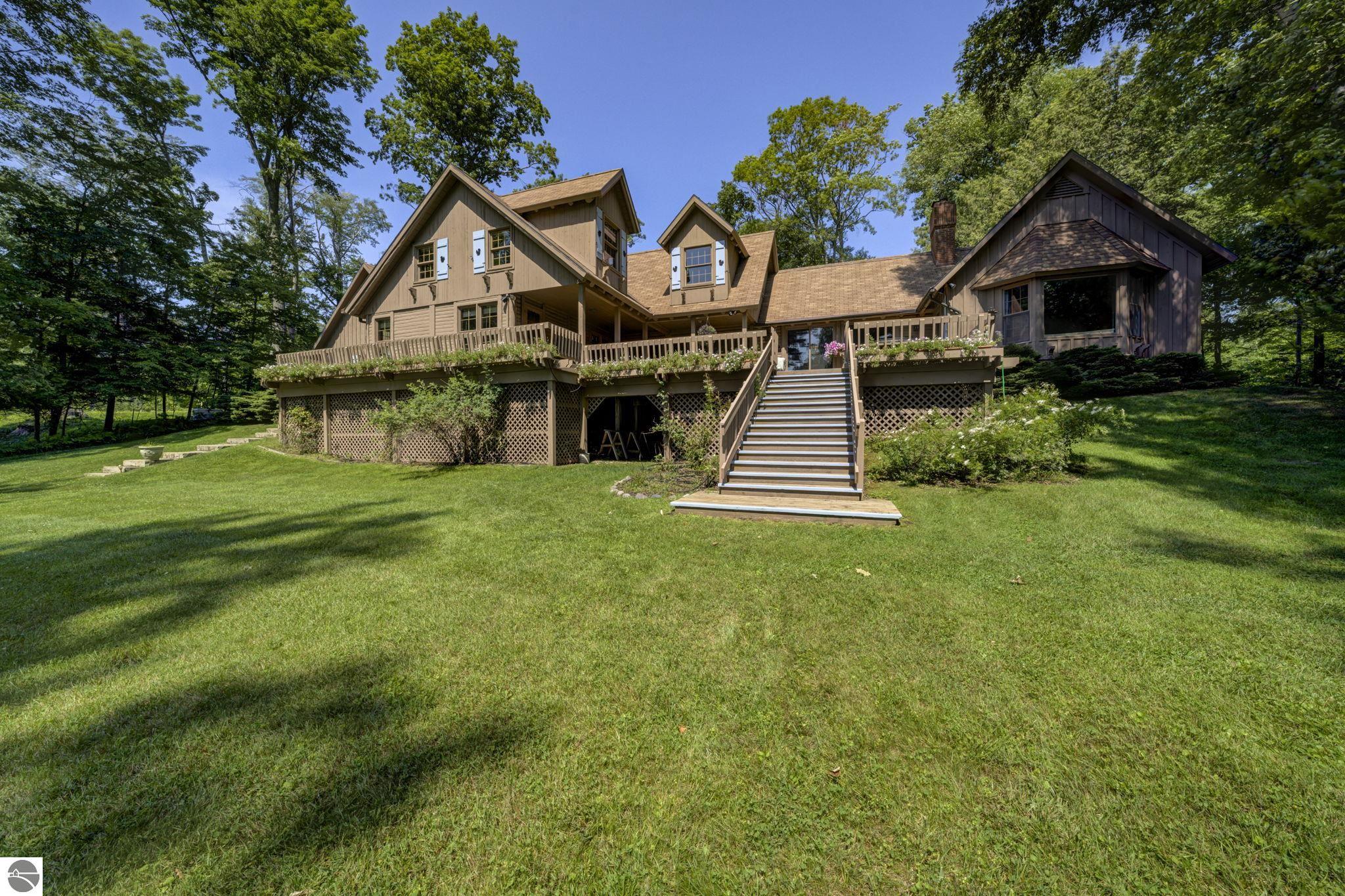 3706 N Manitou Trail