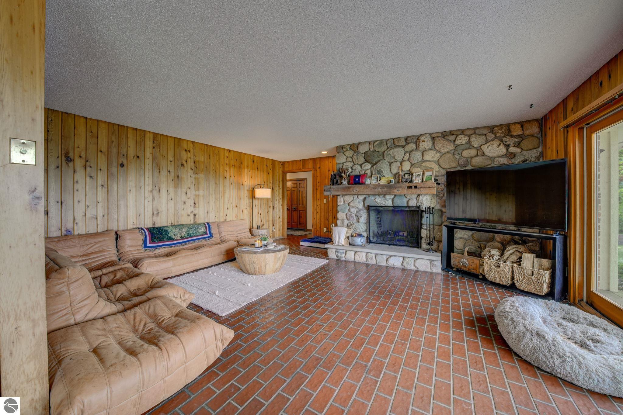 1996 Island View Road