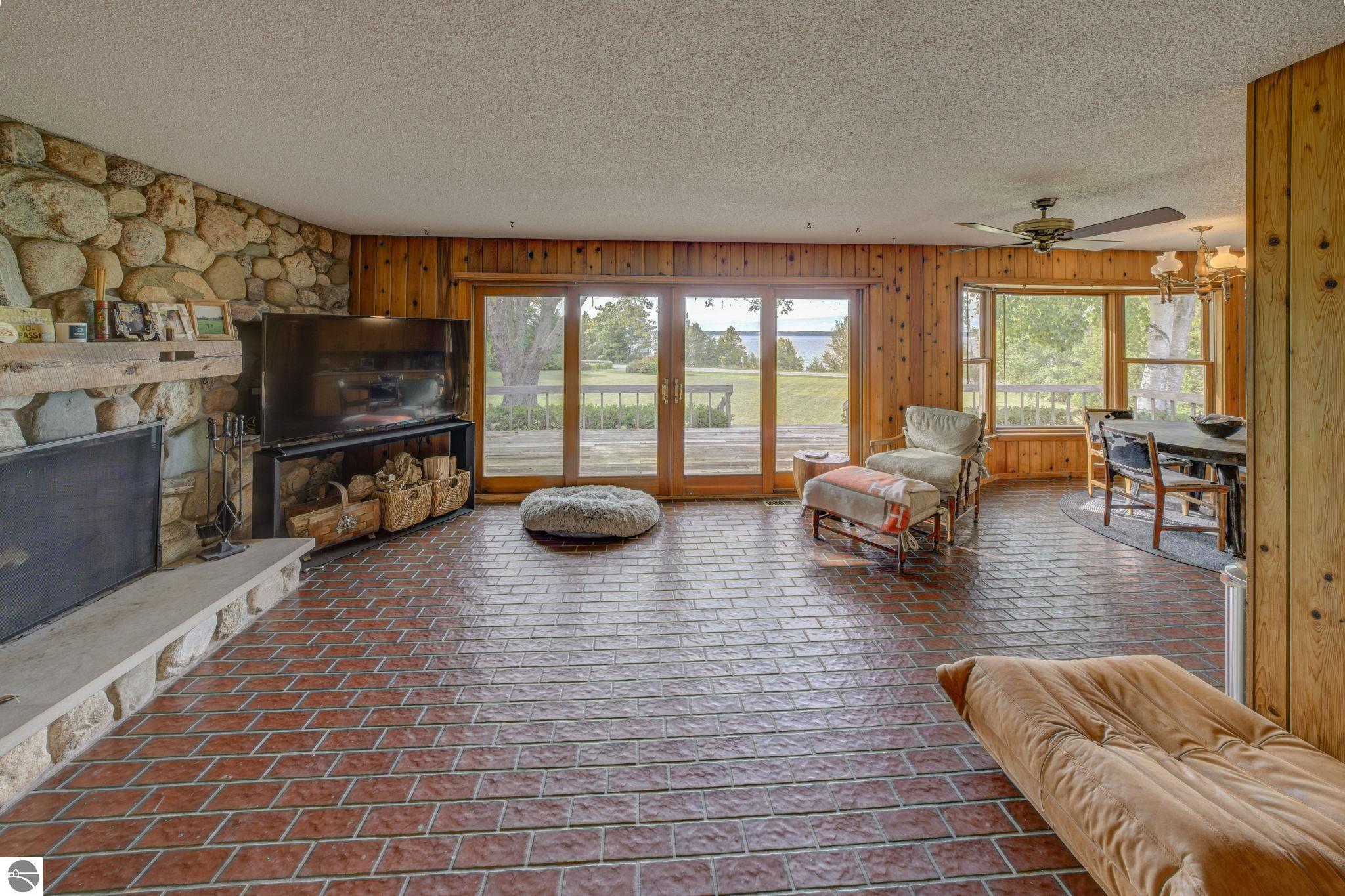 1996 Island View Road