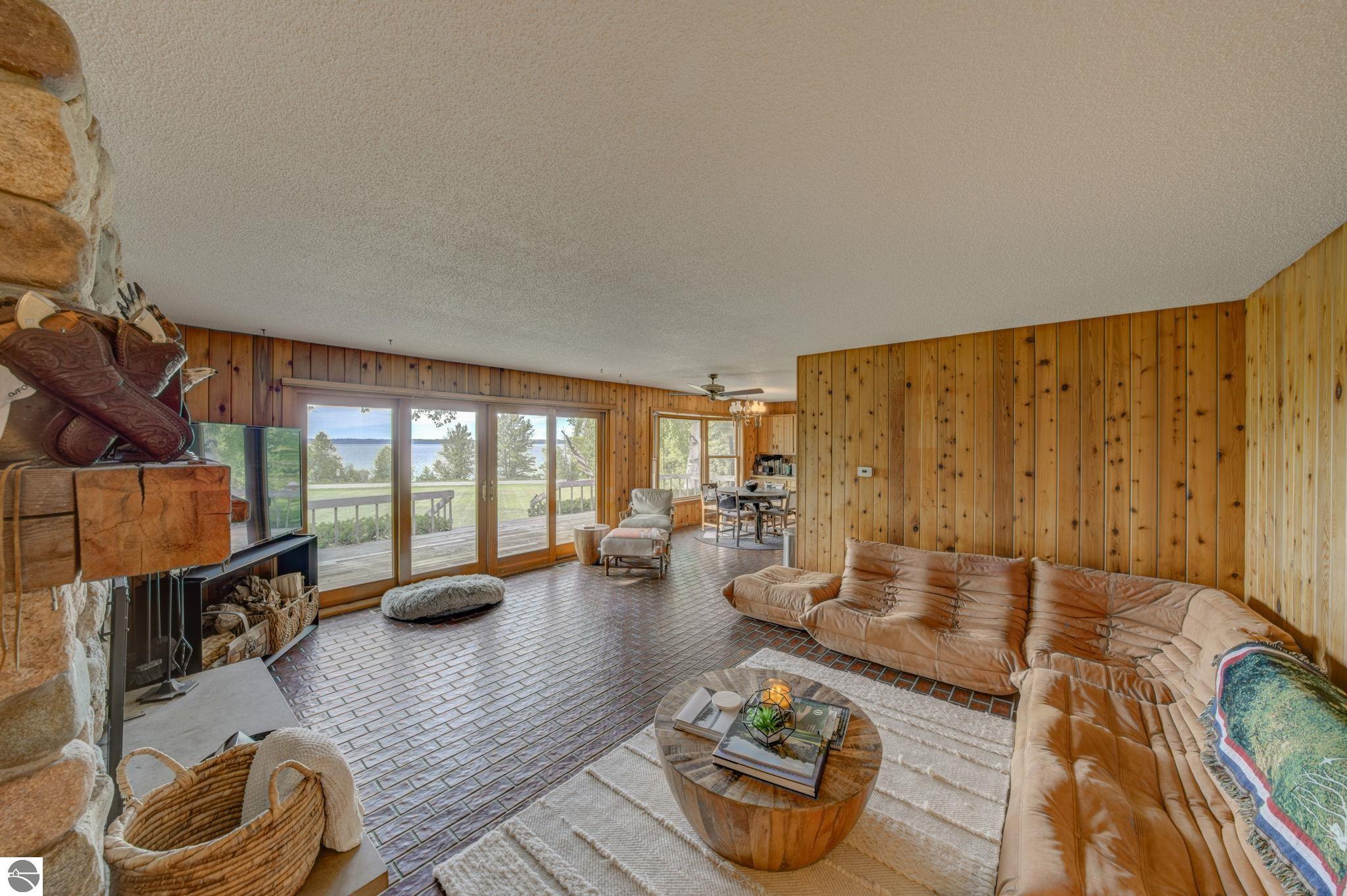 1996 Island View Road