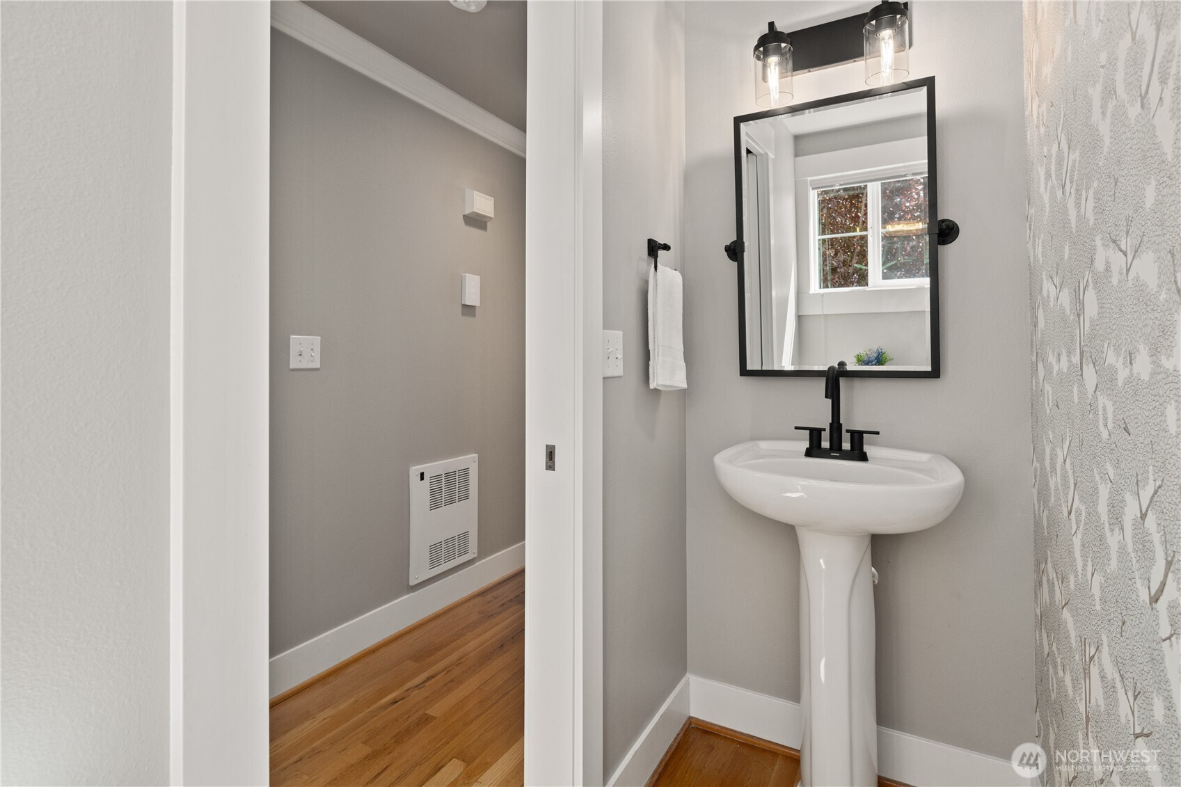 5015 A 8th Avenue NW