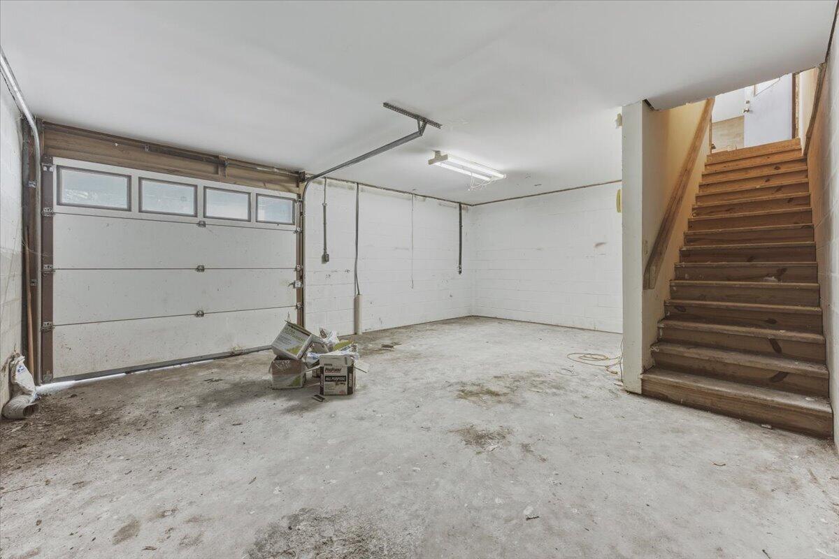 212 White Street