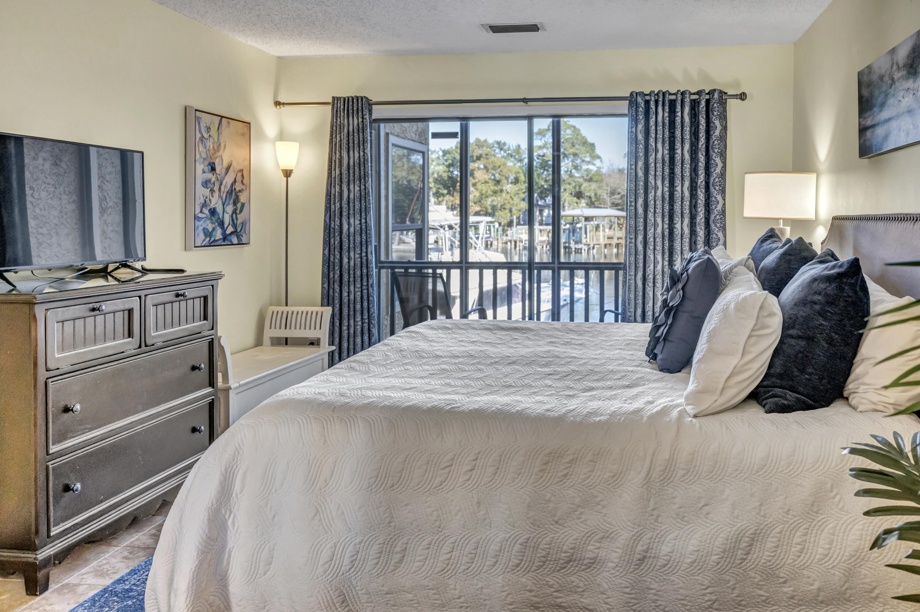 300 Yacht Club Drive, UNIT 04