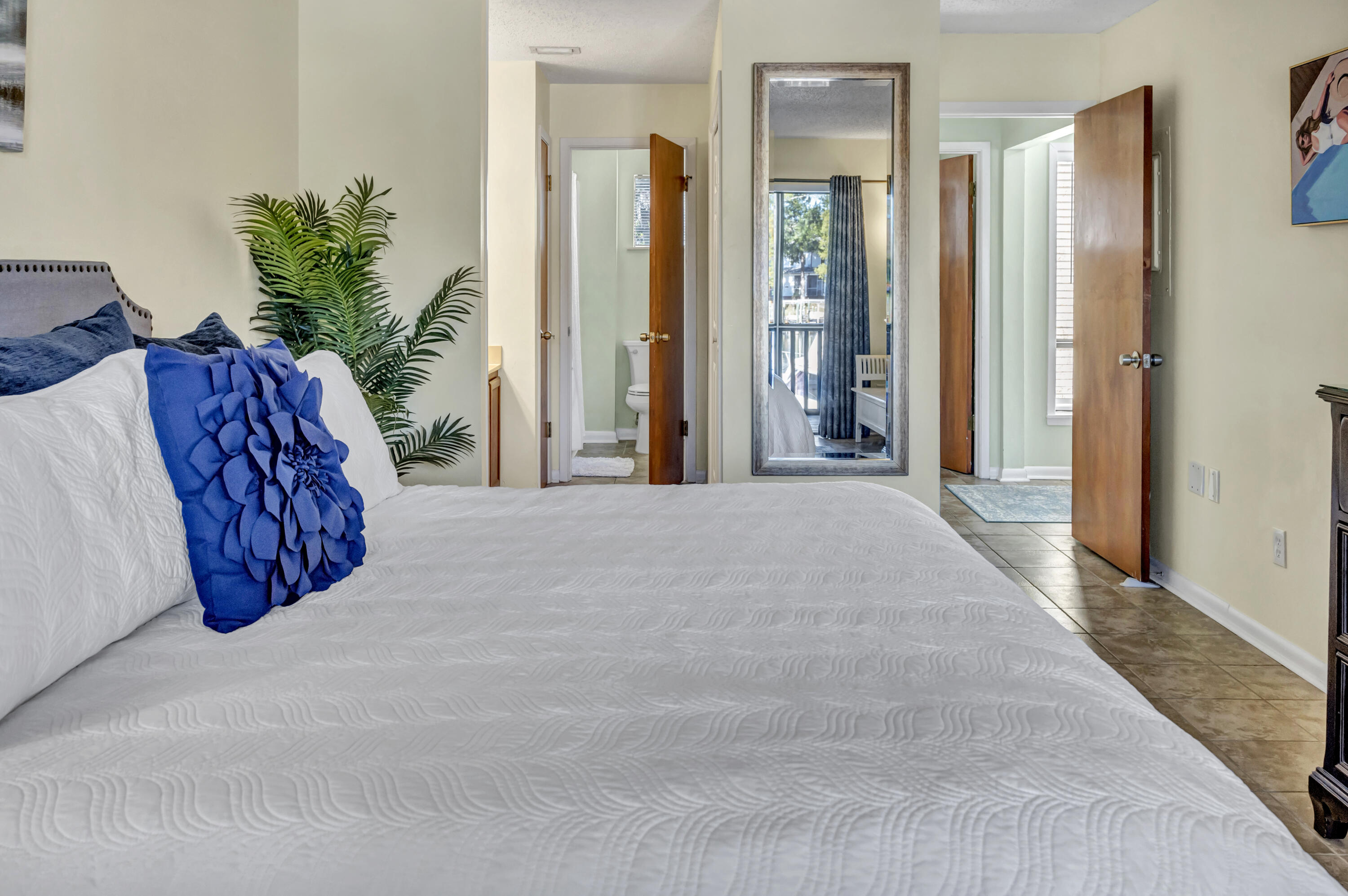 300 Yacht Club Drive, UNIT 04